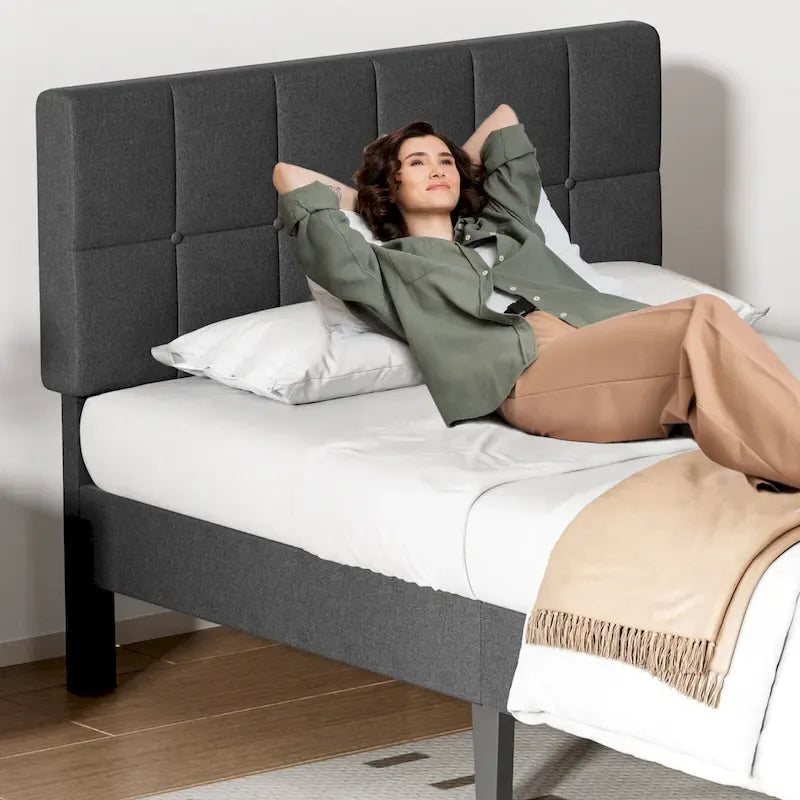 Lit plateforme rembourré en lin gris avec tête de lit réglable capitonnée
