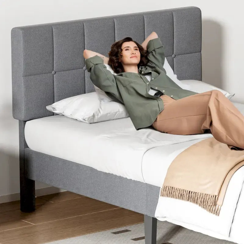 Lit plateforme rembourré en lin gris avec tête de lit réglable capitonnée