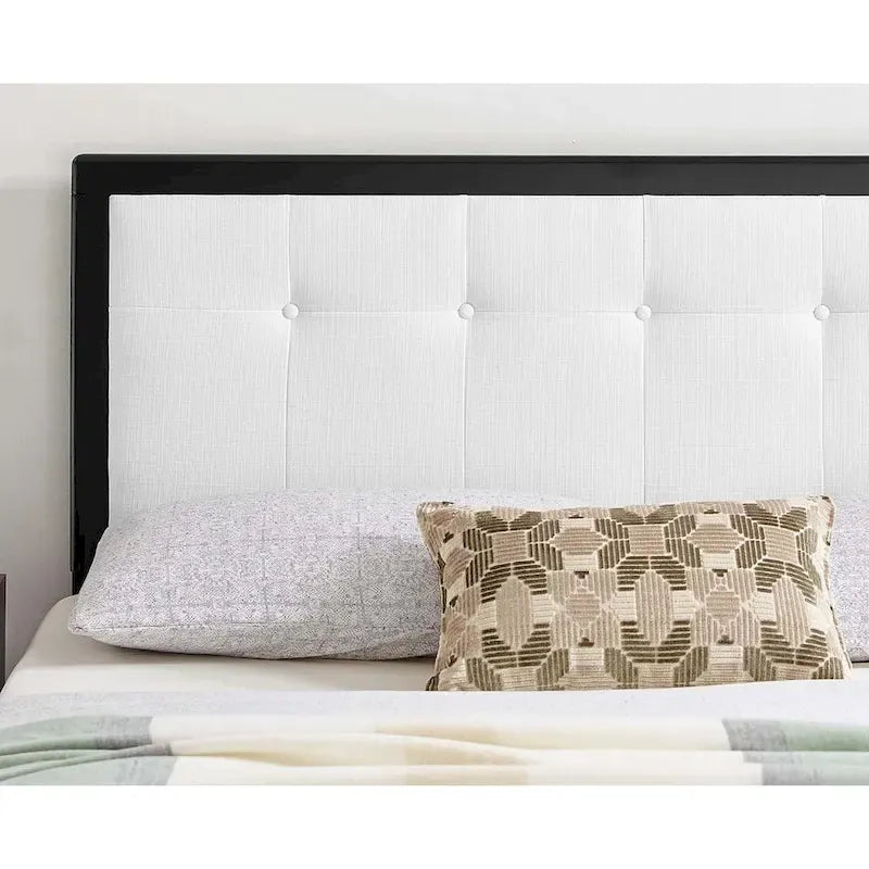 Tête de lit capitonnée en tissu blanc avec cadre en bois noir pour lit Queen