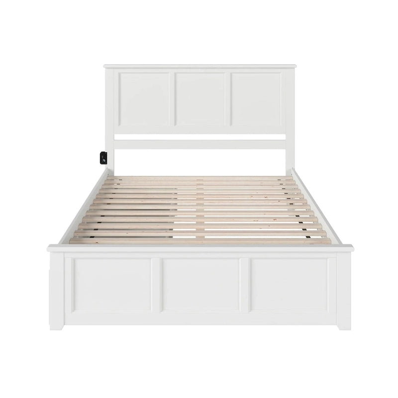 Lit plateforme Queen blanc avec tiroirs de rangement intégrés et tête de lit à panneaux