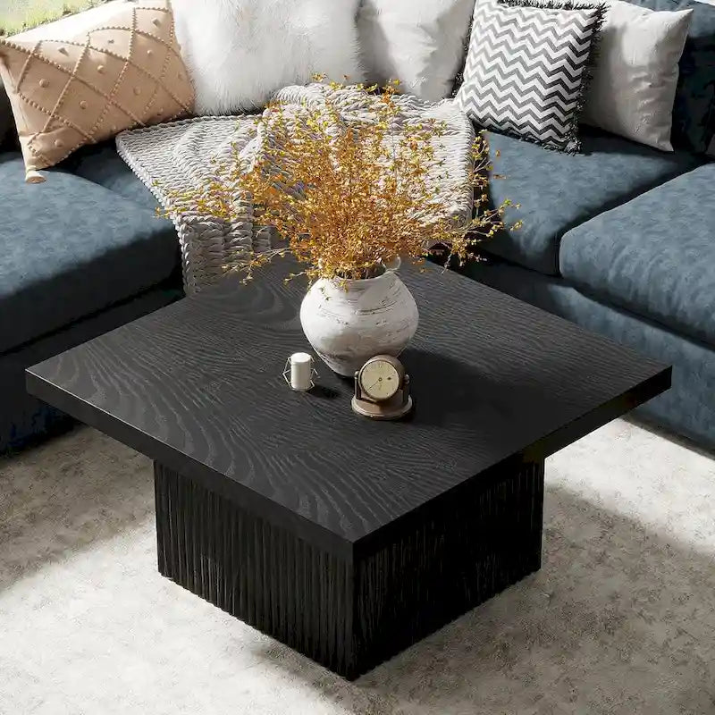 Table basse carrée en bois marron avec base cannelée pour salon