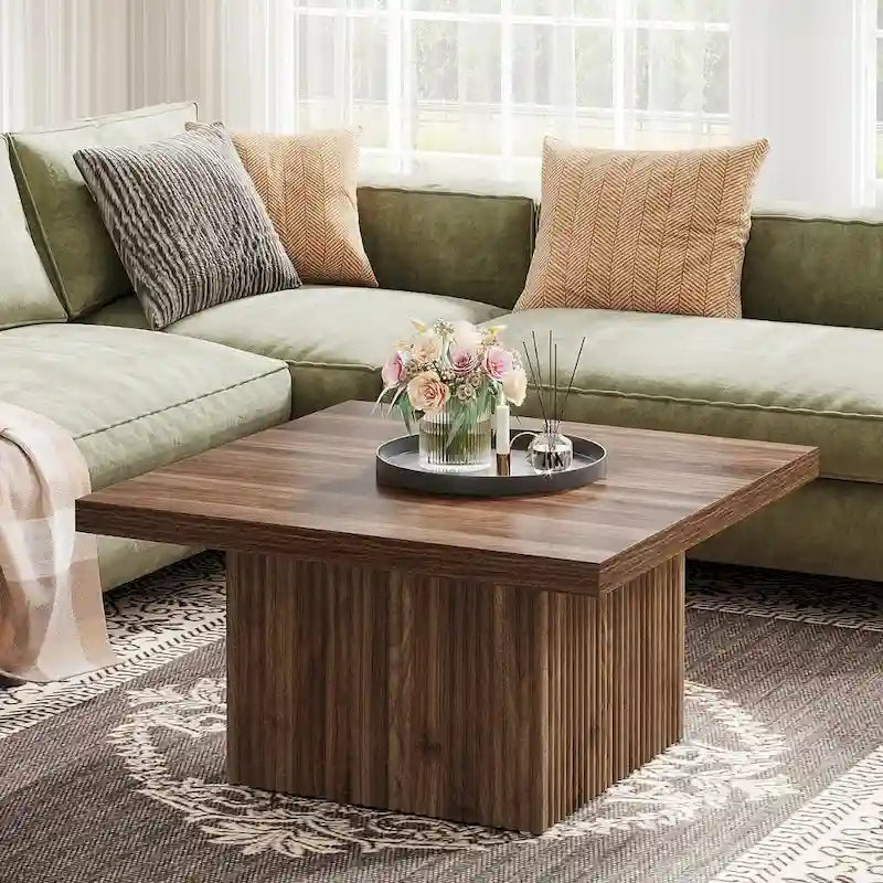 Table basse carrée en bois marron avec base cannelée pour salon