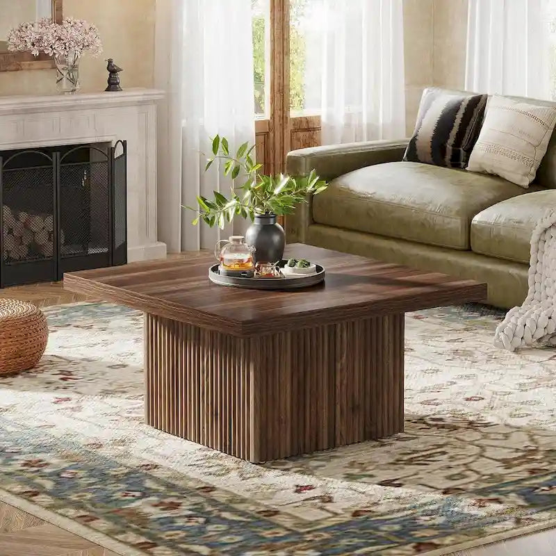 Table basse carrée en bois marron avec base cannelée pour salon