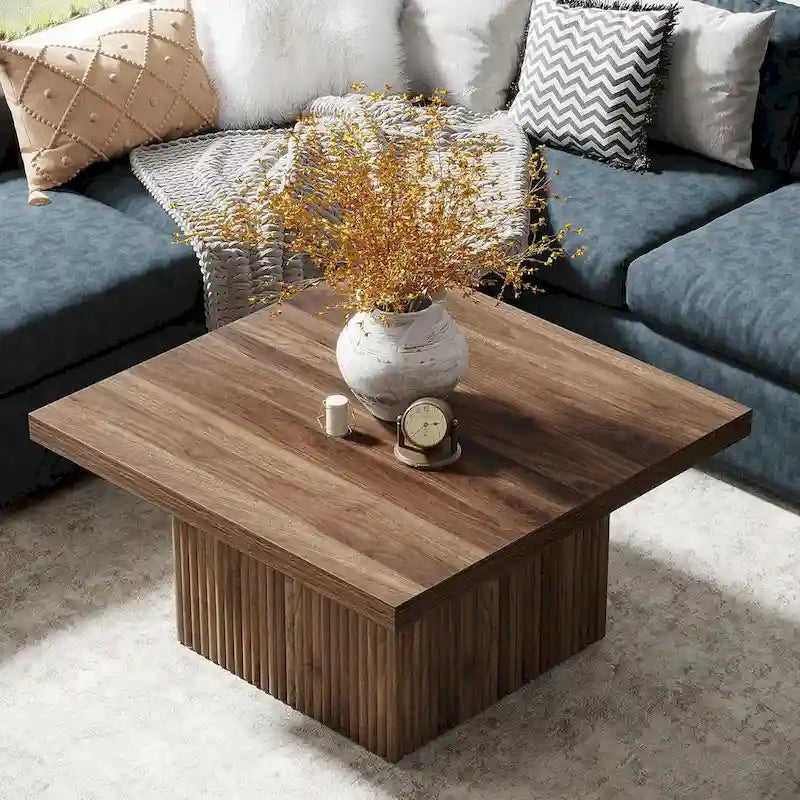 Table basse carrée en bois marron avec base cannelée pour salon