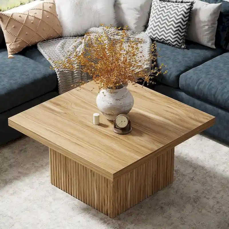 Table basse carrée en bois marron avec base cannelée pour salon