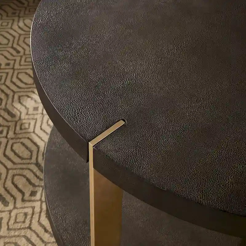 Table basse ronde en similicuir imitation galuchat brun foncé avec cadre en métal doré