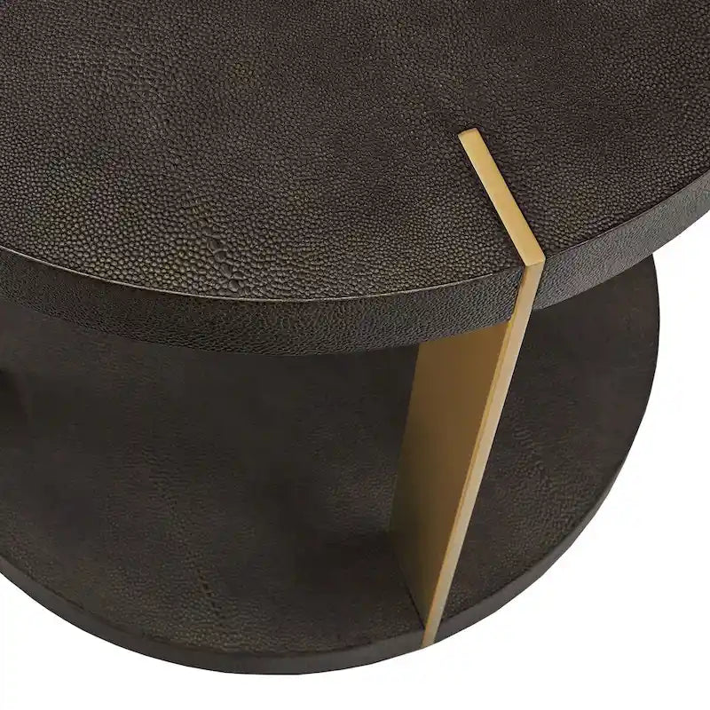 Table basse ronde en similicuir imitation galuchat brun foncé avec cadre en métal doré